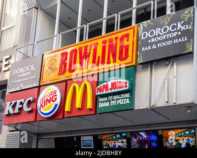 In einem Gebäude in der Istiklal Street, Istanbul, Türkei, sind die Schilder der amerikanischer Fast-Food-Ketten angebracht Stockfoto