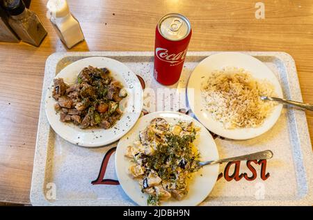 Rindfleisch, Reis, Auberginen, Coca-Cola auf Tablett serviert auf dem Tisch in Balkan Lokantas Iistanbul, Türkei - eine beliebte, erschwingliche Kette von Restaurants Stockfoto