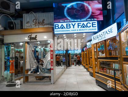 Cosmstation - Kuaför Babyfacem Kosmetikmarken und -Läden in beyouglu, istiklal Street, Istanbul, Türkei Stockfoto