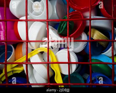 Plastikmüll, Flaschenverschlüsse, in einem speziellen Behälter. Zur Sammlung und Verarbeitung Stockfoto