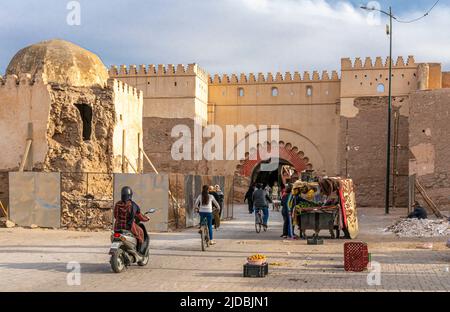 Bab el-Khemis, El Khemiss oder Lakhmis - das nördliche Tor der Medina von Marrakesch, Marokko. Das Tor wurde 1687, 17. Jahrhundert beendet Stockfoto