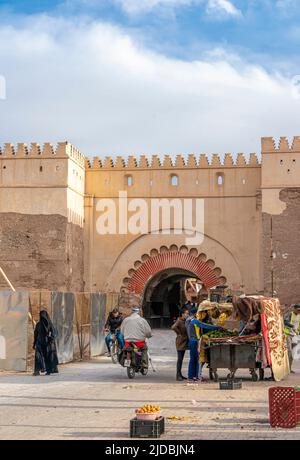 Bab el-Khemis, El Khemiss oder Lakhmis - das nördliche Tor der Medina von Marrakesch, Marokko. Das Tor wurde 1687, 17. Jahrhundert beendet Stockfoto