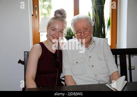 Maria Jahoda (Enkelin) und Lutz Jahoda bei der Geburtstagsfeier zum 95. Geburtstag von Lutz Jahoda im Restaurant zum alten Weinberg. Storkow (Mark), 1 Stockfoto