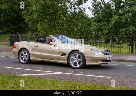 2005 Gold Mercedes Benz SL 600 V12 5513cc Benziner 5-Gang-Schaltgetriebe, Hinterradantrieb 2-türiger Sport-Roadster mit Frontmotor; Automobile, die während des 58.. Jahres der Manchester to Blackpool Touring Assembly für Veteran, Vintage, Classic und geschätzte Fahrzeuge vorgestellt wurden. Stockfoto