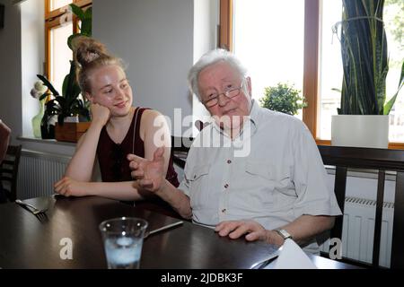 Maria Jahoda (Enkelin) und Lutz Jahoda bei der Geburtstagsfeier zum 95. Geburtstag von Lutz Jahoda im Restaurant zum alten Weinberg. Storkow (Mark), 1 Stockfoto