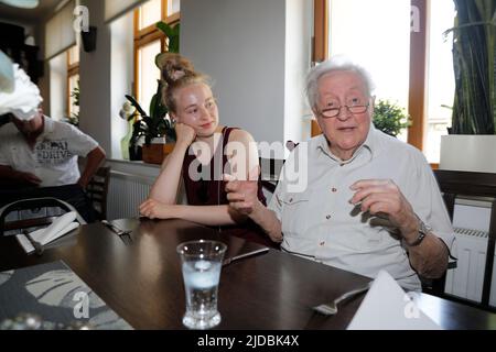 Maria Jahoda (Enkelin) und Lutz Jahoda bei der Geburtstagsfeier zum 95. Geburtstag von Lutz Jahoda im Restaurant zum alten Weinberg. Storkow (Mark), 1 Stockfoto