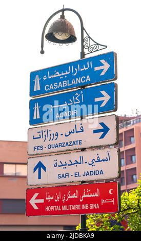 Essaouira Richtungsschild und Richtungsschilder mit Straßen und Zielen in Marokko Stockfoto