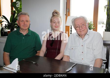 Sascha Jahoda (Sohn), Maria Jahoda (Enkelin) und Lutz Jahoda bei der Geburtstagsfeier zum 95. Geburtstag von Lutz Jahoda im Restaurant zum alten Weinbe Stockfoto