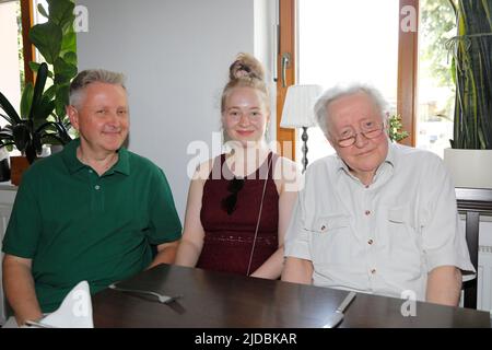 Sascha Jahoda (Sohn), Maria Jahoda (Enkelin) und Lutz Jahoda bei der Geburtstagsfeier zum 95. Geburtstag von Lutz Jahoda im Restaurant zum alten Weinbe Stockfoto