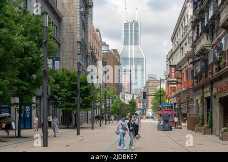 SHANGHAI, CHINA - 20. JUNI 2022 - Arbeiter in der nanjing Road gehen auf der Fußgängerzone in Shanghai, China, 20. Juni 2022. Stockfoto
