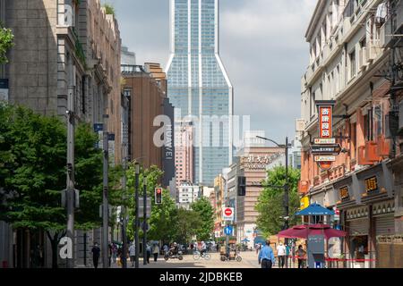 SHANGHAI, CHINA - 20. JUNI 2022 - Arbeiter in der nanjing Road gehen auf der Fußgängerzone in Shanghai, China, 20. Juni 2022. Stockfoto
