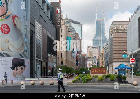 SHANGHAI, CHINA - 20. JUNI 2022 - Ein Polizist im Dienst auf der nanjing Road Fußgängerzone in Shanghai, China, 20. Juni 2022. Stockfoto