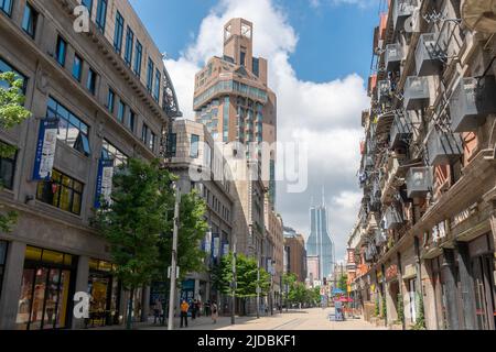 SHANGHAI, CHINA - 20. JUNI 2022 - Arbeiter in der nanjing Road gehen auf der Fußgängerzone in Shanghai, China, 20. Juni 2022. Stockfoto