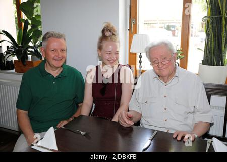 Sascha Jahoda (Sohn), Maria Jahoda (Enkelin) und Lutz Jahoda bei der Geburtstagsfeier zum 95. Geburtstag von Lutz Jahoda im Restaurant zum alten Weinbe Stockfoto