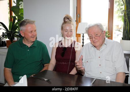 Sascha Jahoda (Sohn), Maria Jahoda (Enkelin) und Lutz Jahoda bei der Geburtstagsfeier zum 95. Geburtstag von Lutz Jahoda im Restaurant zum alten Weinbe Stockfoto