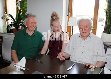 Sascha Jahoda (Sohn), Maria Jahoda (Enkelin) und Lutz Jahoda bei der Geburtstagsfeier zum 95. Geburtstag von Lutz Jahoda im Restaurant zum alten Weinbe Stockfoto