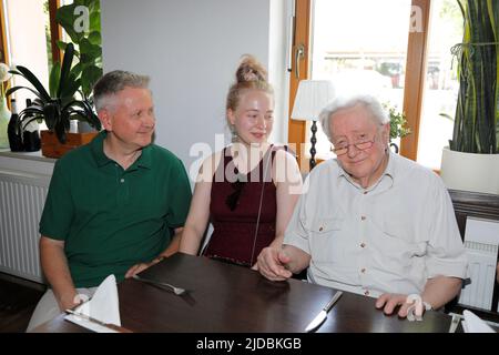 Sascha Jahoda (Sohn), Maria Jahoda (Enkelin) und Lutz Jahoda bei der Geburtstagsfeier zum 95. Geburtstag von Lutz Jahoda im Restaurant zum alten Weinbe Stockfoto