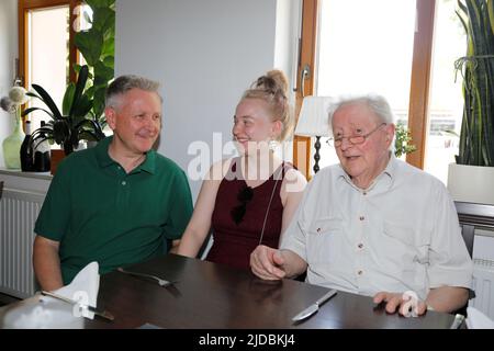 Sascha Jahoda (Sohn), Maria Jahoda (Enkelin) und Lutz Jahoda bei der Geburtstagsfeier zum 95. Geburtstag von Lutz Jahoda im Restaurant zum alten Weinbe Stockfoto