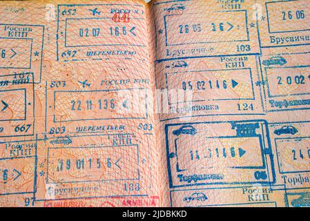 Grenzübergangsmarken mit Namen der russischen Grenzpunkte in einem offenen russischen Pass Stockfoto