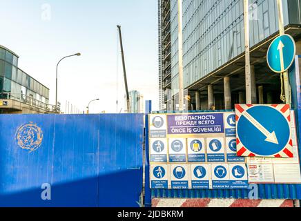 Bau-Sicherheitsschilder Regeln am Zaun der Baustelle in Moskau, russland - in türkischer und russischer Sprache Stockfoto