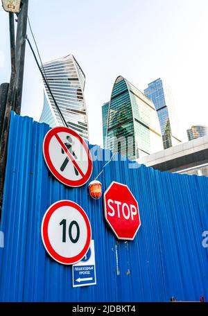 Bau-Sicherheitsschilder Regeln am Zaun der Baustelle in Moskau, russland - in türkischer und russischer Sprache Stockfoto