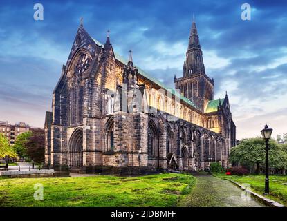 Glasgow Mungo Kathedrale bei dramatischer Nacht, Schottland - Großbritannien Stockfoto