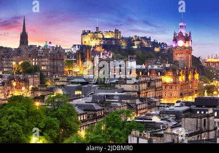 Skyline von Edinburgh bei Nacht mit Schloss in Schottland, Großbritannien Stockfoto
