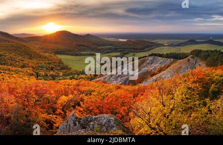 Farbenprächtiger Herbstmorgen in den Karpaten. Slowakei, Europa. Stockfoto