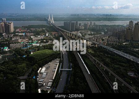 (220620) -- WUHAN, 20. Juni 2022 (Xinhua) -- Luftfoto zeigt einen Hochgeschwindigkeitszug, der auf dem Abschnitt Peking-Wuhan der Hochgeschwindigkeitsbahn Peking-Guangzhou in Wuhan, der zentralchinesischen Provinz Hubei, am 20. Juni 2022 fährt. Eine Hochgeschwindigkeitsstrecke, die Peking mit Wuhan, der Hauptstadt der zentralchinesischen Provinz Hubei, verbindet, nimmt am Montag den Normalbetrieb mit einer Geschwindigkeit von 350 km/h auf, sagte die China State Railway Group Co., Ltd. Mit einer von 310 km/h auf 350 km/h angehobenen Zuggeschwindigkeit. Die Gesamttransportkapazität des Abschnitts soll um 7 Prozent steigen und die kürzeste Strecke zwischen Peking und Stockfoto