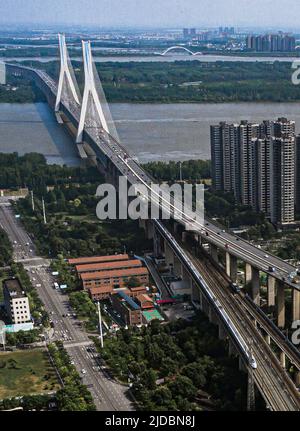 (220620) -- WUHAN, 20. Juni 2022 (Xinhua) -- Luftfoto zeigt einen Hochgeschwindigkeitszug, der auf dem Abschnitt Peking-Wuhan der Hochgeschwindigkeitsbahn Peking-Guangzhou in Wuhan, der zentralchinesischen Provinz Hubei, am 20. Juni 2022 fährt. Eine Hochgeschwindigkeitsstrecke, die Peking mit Wuhan, der Hauptstadt der zentralchinesischen Provinz Hubei, verbindet, nimmt am Montag den Normalbetrieb mit einer Geschwindigkeit von 350 km/h auf, sagte die China State Railway Group Co., Ltd. Mit einer von 310 km/h auf 350 km/h angehobenen Zuggeschwindigkeit. Die Gesamttransportkapazität des Abschnitts soll um 7 Prozent steigen und die kürzeste Strecke zwischen Peking und Stockfoto