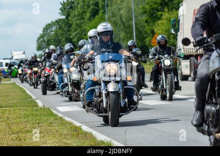 Chelm, Lubelskie, Polen - 18. Juni 2022: Motorrad-Rallye in Chelm zur MotoKropla 2022, Fahren Sie durch die Straßen der Stadt. MotoKropla ist ein kostenloser Motorradfahrer Stockfoto