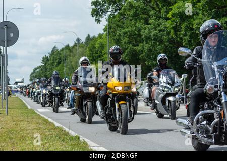 Chelm, Lubelskie, Polen - 18. Juni 2022: Motorradrallye in Chelm für die MotoKropla 2022 ist die MotoKropla ein kostenloses Motorrad-Event und die Hauptaufgabe ist es, Stockfoto