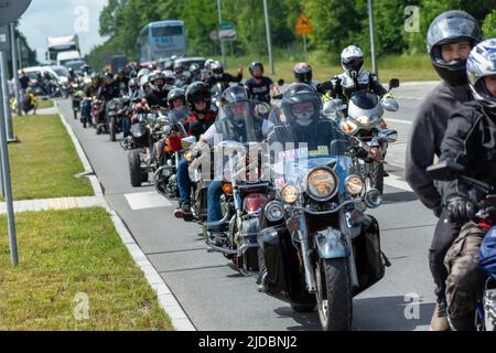 Chelm, Lubelskie, Polen - 18. Juni 2022: Motorrad-Rallye in Chelm zur MotoKropla 2022, Fahren Sie durch die Straßen der Stadt. Stockfoto