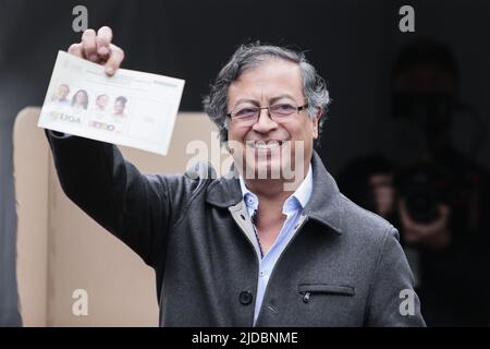 Bogota, Kolumbien. 19.. Juni 2022. Gustavo Petro, Präsidentschaftskandidat der Koalition des linken Historischen Pakts für Kolumbien, wählt am 19. Juni 2022 in einem Wahllokal in Bogota, Kolumbien, seine Stimme. Gustavo Petro wurde am Sonntag zum Präsidenten Kolumbiens gewählt, nachdem er den unabhängigen Kandidaten Rodolfo Hernandez in der zweiten Wahlrunde in einem sehr engen Rennen besiegt hatte, teilte das staatliche nationale Zivilregister mit. Quelle: Jhon Hewer Paz/Xinhua/Alamy Live News Stockfoto