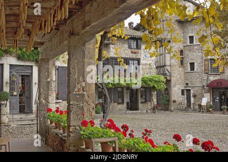 Frankreich, Ain, Peroges, Place de la Halles, denkmalgeschütztes Dorf, mittelalterliche Stadt Peroges Stockfoto