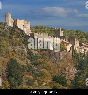 Frankreich, Ardèche Saint-Montan mittelalterliches Dorf mit Charakter dominiert von einer feudalen Burg Stockfoto