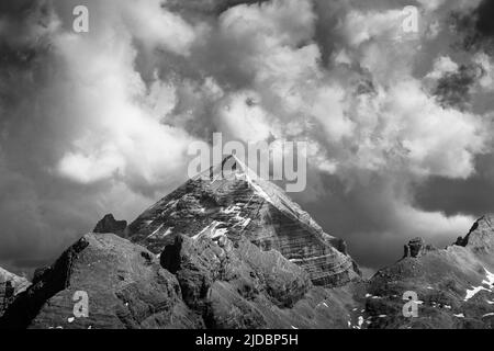 Blick auf den Gipfel des Tofana di Rozes. Dramatischer Himmel. Sonnenlicht und dunkle Wolken. Die Dolomiten. Italienische Alpen. Europa. Stockfoto