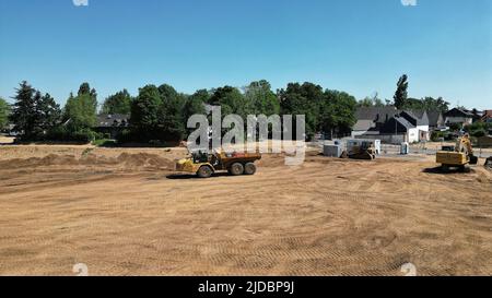 Erftstadt, Deutschland. 16.. Juni 2022. Fast ein Jahr nach der Hochwasserkatastrophe sind die Folgen der Überschwemmung im Bezirk Blessem noch sichtbar. (Foto mit einer Drohne) Quelle: David Young/dpa/Alamy Live News Stockfoto