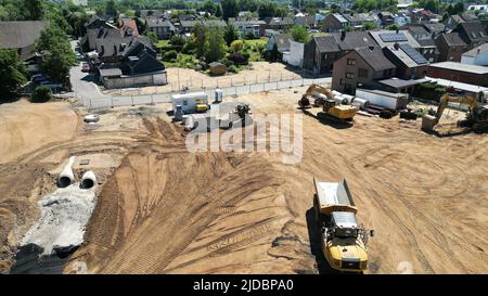 Erftstadt, Deutschland. 16.. Juni 2022. Fast ein Jahr nach der Flutkatastrophe im Stadtteil Blessem stehen Bagger und Baucontainer an der Stelle, an der die Häuser durch die Flut weggefegt wurden. (Foto aufgenommen mit einer Drohne - zu dpa: ''Wir leben immer noch' - ein Jahr nach der Flut') Quelle: David Young/dpa/Alamy Live News Stockfoto