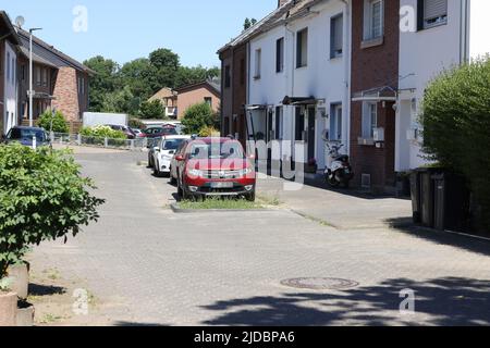 Erftstadt, Deutschland. 16.. Juni 2022. Fast ein Jahr nach der Flutkatastrophe sind die Folgen der Flut in dieser Straße nicht mehr sichtbar. (To dpa: ''We are Still Alive' - ein Jahr nach der Flut') Credit: David Young/dpa - ACHTUNG: Aus Datenschutzgründen wurden Kfz-Kennzeichen pixelig/dpa/Alamy Live News Stockfoto