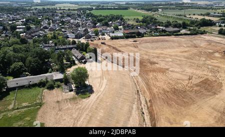 Erftstadt, Deutschland. 16.. Juni 2022. Die Kiesgrube knapp ein Jahr nach der Flutkatastrophe im Stadtteil Blessem. (Foto mit einer Drohne) Quelle: David Young/dpa/Alamy Live News Stockfoto