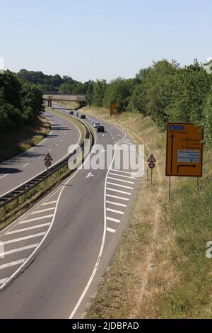 Erftstadt, Deutschland. 16.. Juni 2022. Kaum ein Jahr nach der Hochwasserkatastrophe sind die Folgen der Flut auf der Bundesstraße B265 bei Erftsstadt nicht mehr zu spüren. Kredit: David Young/dpa/Alamy Live Nachrichten Stockfoto