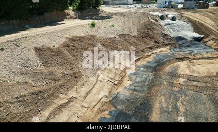 Erftstadt, Deutschland. 16.. Juni 2022. Fast ein Jahr nach der Hochwasserkatastrophe im Bezirk Blessem sind die Folgen an dem Ort, an dem die Autos durch die Flut gespült wurden, noch sichtbar. (Foto aufgenommen mit einer Drohne) Quelle: David Young/dpa/Alamy Live News Stockfoto