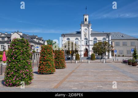 Das Rathaus in der Stadt Ciechanow in Polen. Neugotisches Gebäude aus dem Jahr 1844, Blick vom Hauptplatz. Stockfoto