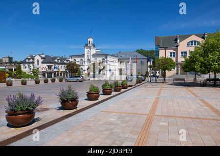 Skyline der Stadt vom Platz Johannes Paul II in Ciechanow, Polen. Hauptplatz im Stadtzentrum mit dem Rathaus auf der linken Seite. Stockfoto