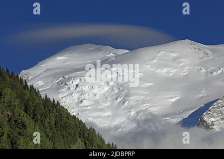 Frankreich, Haute-Savoie Chamonix, Mont-Blanc und seine Eselkappe, Wolke und alpiner Wind Stockfoto