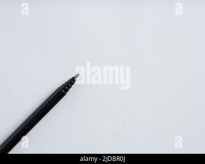 Ein schwarzer Markierungsstift auf grauem Hintergrund mit Kopierfläche. Stockfoto