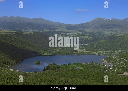 Frankreich, Puy-de-Dome Chambon-sur-Lac, Luftaufnahme des Chambon-Sees, Sancy-Massiv Stockfoto