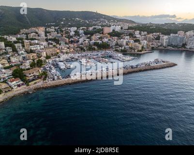 Luftaufnahme von Port Calanova. Mit mehr als 40 Jahren Geschichte ist Port Calanova einer der schönsten Häfen der Balearen. Stockfoto