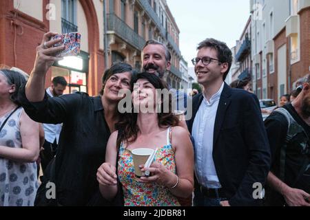 Selfy mit Christine ARRIGHI (L, gewählt), Antoine MAURICE (C) und Hadrien CLOUET (R, gewählt). NUPES-Aktivisten und -Unterstützer versammelten sich am 19. Juni 2022 in Toulouse (Frankreich), um die Ergebnisse der zweiten Wahlrunde zu verfolgen. Das Departement Haute-Garonne zählt 6 gewählte Mitglieder der linken Bewegung NUPES für 10 Wahlkreise. Foto von Patrick Batard/ABACAPRESS.COM Stockfoto